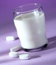 مصرف داروهای ضد التهاب استروئیدی همراه با غذا ، شیر یا آنتی اسید