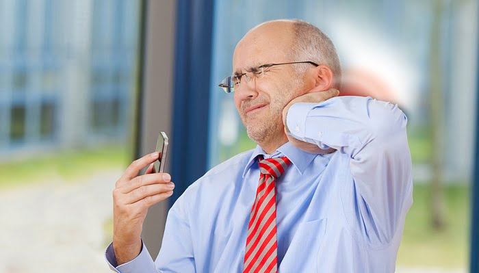 گردن درد ناشی از استفاده طولانی مدت از موبایل
